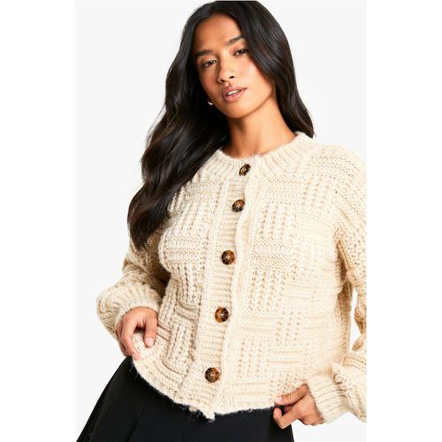 Cardigan Petite a collo alto in maglia spessa con cuciture a canestro - boohoo - Modalova