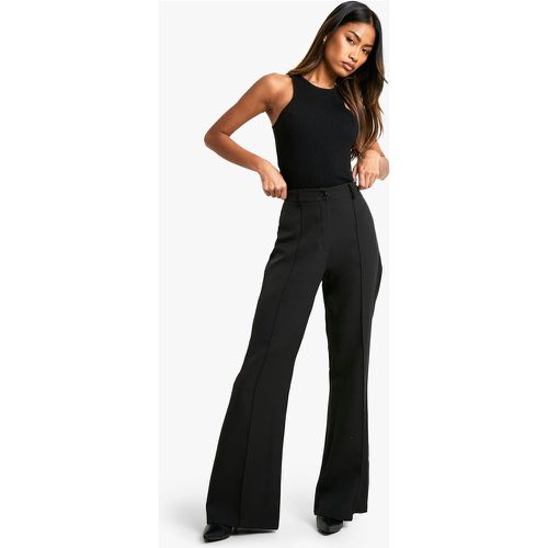 Pantaloni a zampa Skinny Fit con cuciture intrecciate - boohoo - Modalova