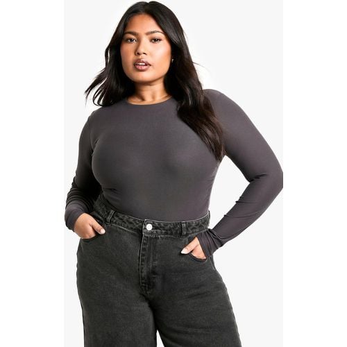 Top Plus Size incrociato su due livelli con ruches - boohoo - Modalova