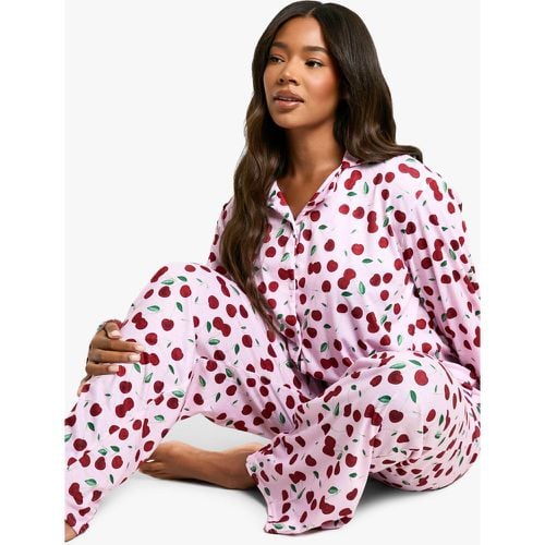 Set pigiama lungo Plus Size con stampa di ciliegie - boohoo - Modalova