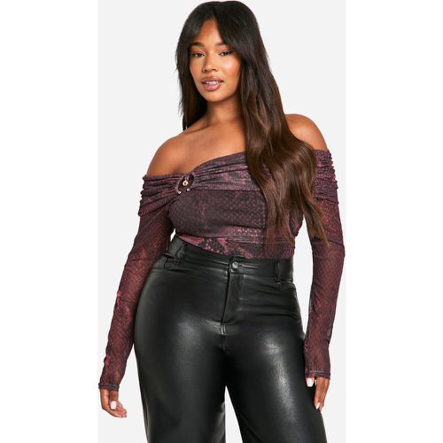 Body Plus Size effetto pelle di serpente scuro con scollo Bardot e anello - boohoo - Modalova