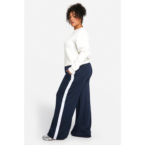 Pantaloni tuta dritti Plus Size in tricot con striscia laterale - boohoo - Modalova