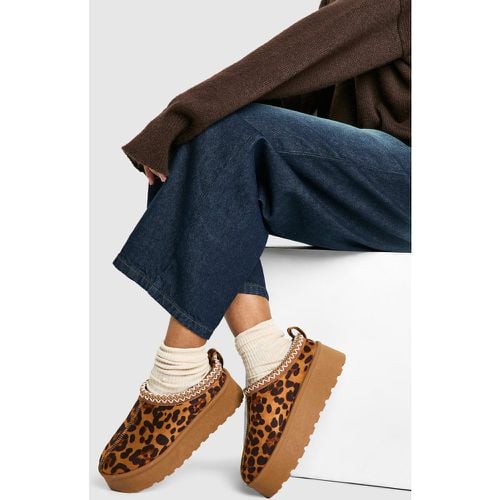 Sandali Mules comodi con ricami leopardati e zeppa - boohoo - Modalova