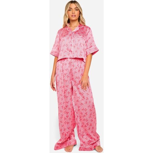 Pijama De Pantalón Corto Y Camisa De Raso Con Botones Y Estampado De Lazo - boohoo - Modalova