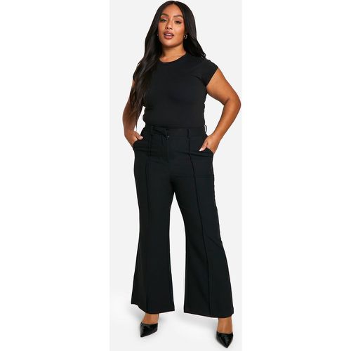 Pantaloni sartoriali Plus Size con gamba a zampa - boohoo - Modalova