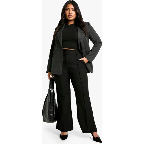 Pantaloni sartoriali Plus Size con gamba a zampa - boohoo - Modalova