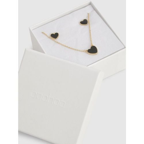 Set regalo orecchini a cuore smaltati placcati in oro & collana - boohoo - Modalova