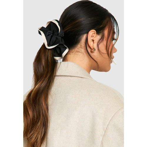 Contrast Detail Satin Scrunchie - boohoo - Modalova