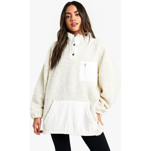 Felpa oversize in pile borg con collo a imbuto e bottoni a pressione - boohoo - Modalova