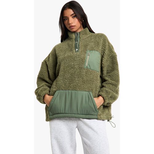 Felpa oversize in pile borg con collo a imbuto e bottoni a pressione - boohoo - Modalova