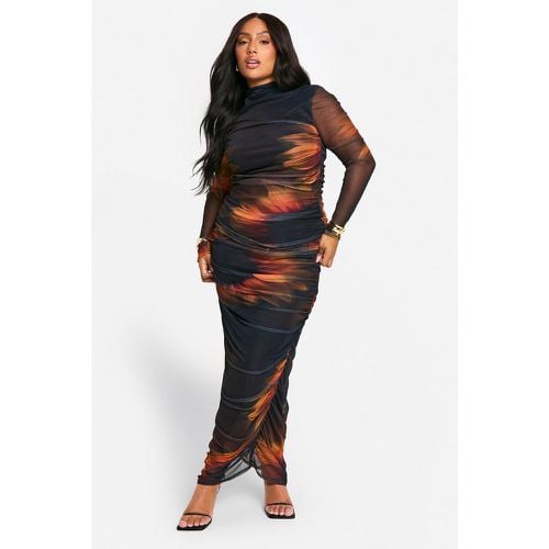 Vestito maxi Plus Size in rete con stampa e ruches - boohoo - Modalova