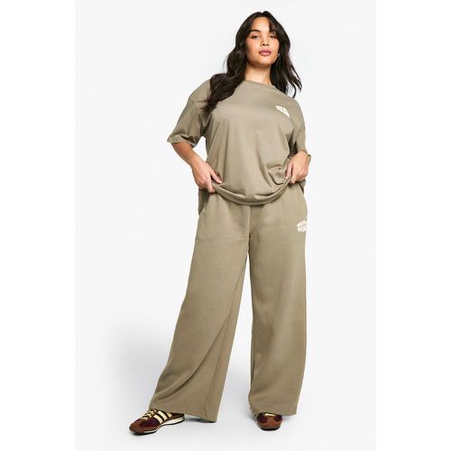 Pantaloni tuta dritti Plus Size con stampa Dsgn Studio Sport a caratteri arrotondati - boohoo - Modalova