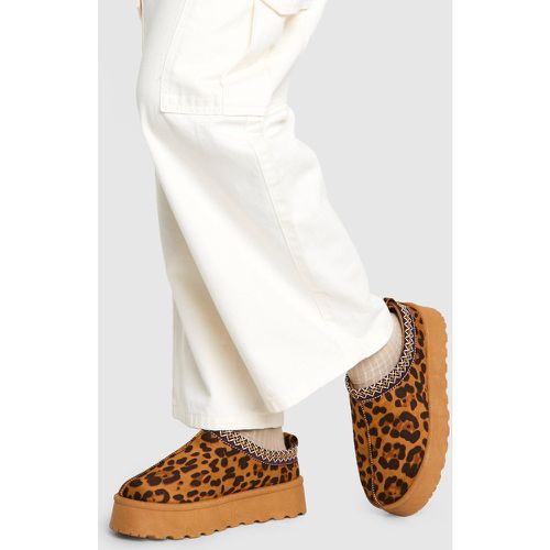 Sandali Mules con ricami leopardati e zeppa - boohoo - Modalova