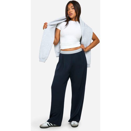 Pantaloni tuta Petite Premium in modal con pieghe e striscia DSGN - boohoo - Modalova