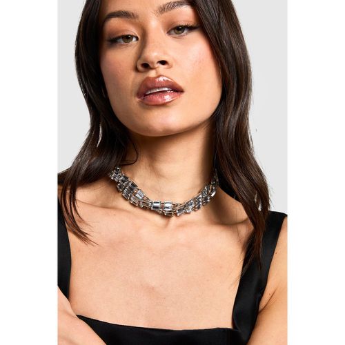 Girocollo Choker con dettagli attorcigliati e strass - boohoo - Modalova