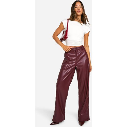 Pantaloni Tall a gamba ampia in pelle sintetica - boohoo - Modalova