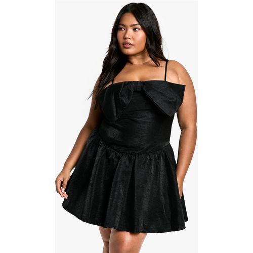 Vestito Skater Plus Size con spalline e fiocco - boohoo - Modalova