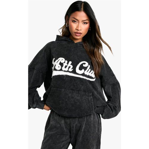 Felpa oversize in lavaggio acido con applique di slogan Ath Club e cappuccio - boohoo - Modalova