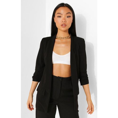 Blazer Petite con ruches sulle maniche - boohoo - Modalova