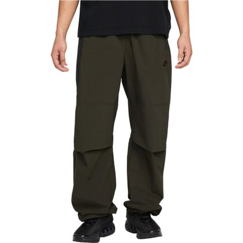 Tech Woven Pantalone In Tuta Verde C356 - Nike - Modalova