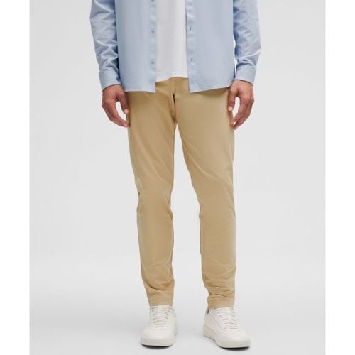 – ABC Chinohose im Slim Fit Warpstreme für Männer – 81 cm – Khaki – Größe 28 - lululemon - Modalova