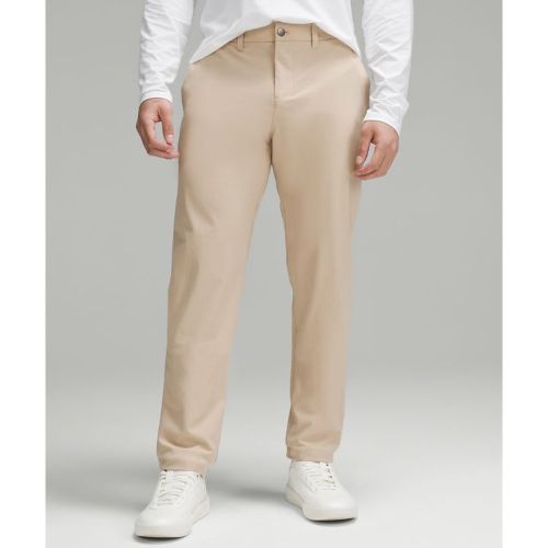 – ABC Chinohose im Classic Fit Warpstreme für Männer – 86 cm – Khaki – Größe 28 - lululemon - Modalova