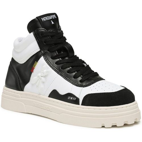 Sneakers - 8Z0088/L011-F220 Black/White - PATRIZIA PEPE - Modalova