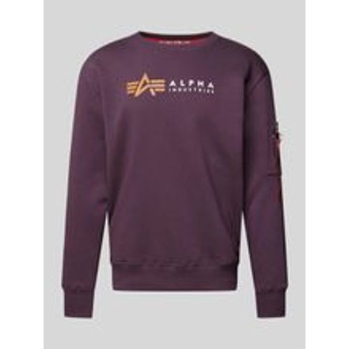 Sweatshirt mit Label-Print und Reißverschlusstasche - alpha industries - Modalova