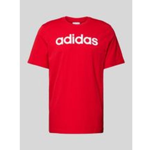 T-Shirt mit Label-Print und Rundhalsausschnitt - adidas Sportswear - Modalova