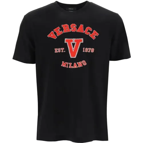 Schwarzes T-Shirt - Regular Fit - Geeignet für alle Temperaturen - 100% Baumwolle - Versace - Modalova