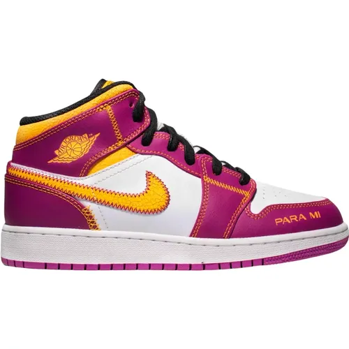 Limited Edition Air Jordan 1 Mid Familia , male, Sizes: 6 UK, 5 UK, 4 UK, 2 1/2 UK, 2 UK, 4 1/2 UK, 3 1/2 UK - Nike - Modalova