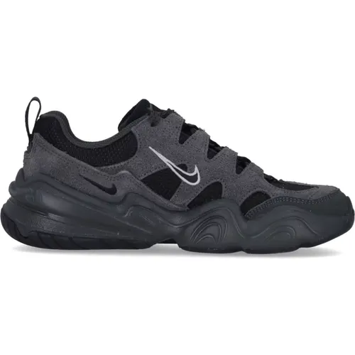 Tech Hera Low Sneaker Anthrazit - Nike - Modalova