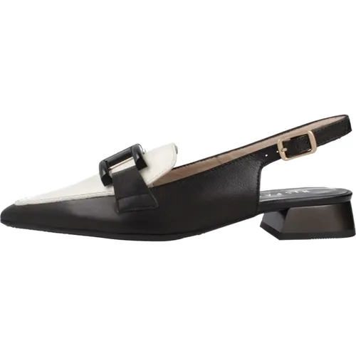 Erhöhen Sie Ihren Look mit SOHO-V24-Pumps,Schwarze und Weiße Slingback Schuhe, Slingbacks mit weißem Ketten-Detail,Elegante Soho-V24 Pumps - Hispanitas - Modalova