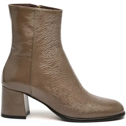 Taupe Lackleder Stiefelette - L'ARIANNA - Modalova