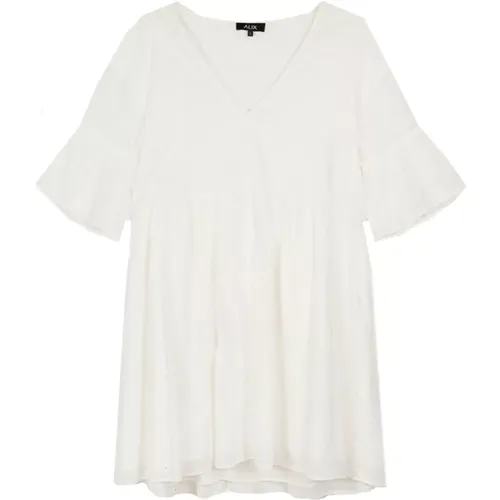 Elegantes weißes Kleid mit modernem Touch - Alix The Label - Modalova