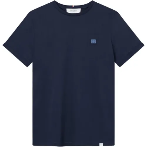 Blaues Piece T-Shirt mit Logo-Patch , Herren, Größe: L - Les Deux - Modalova