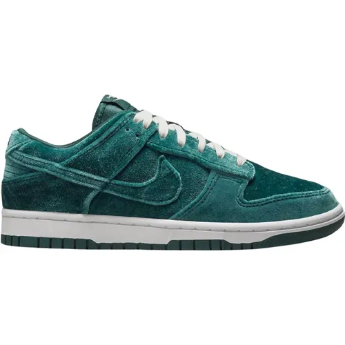 Velvet Dunk Low Limited Edition , male, Sizes: 6 UK, 10 UK, 1 1/2 UK, 3 1/2 UK, 8 UK, 14 1/2 UK, 13 UK, 11 1/2 UK, 6 1/2 UK, 11 UK, 5 UK, 13 1/2 UK, 2 - Nike - Modalova