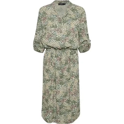 Green Meadow Print Dress with ¾ Sleeves , female, Sizes: XS - Soaked in Luxury - Modalova