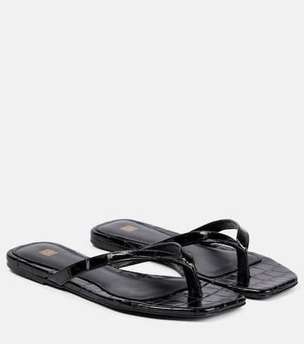 Croc-effect leather thong sandals - Toteme - Modalova