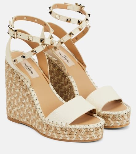 Sandalias Rockstud de piel con cuña - Valentino Garavani - Modalova