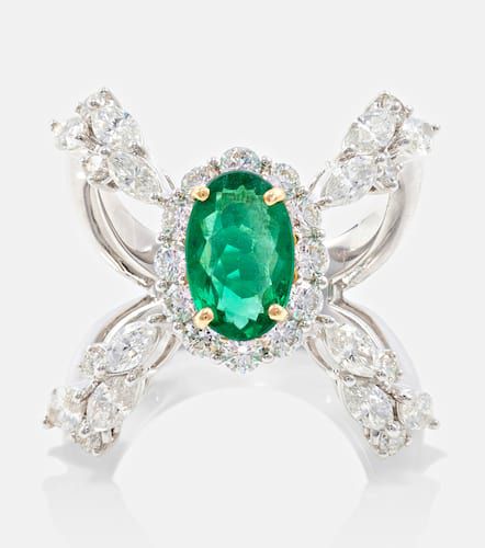 Anello Reign Supreme in oro bianco 18kt con diamanti e smeraldi - Yeprem - Modalova