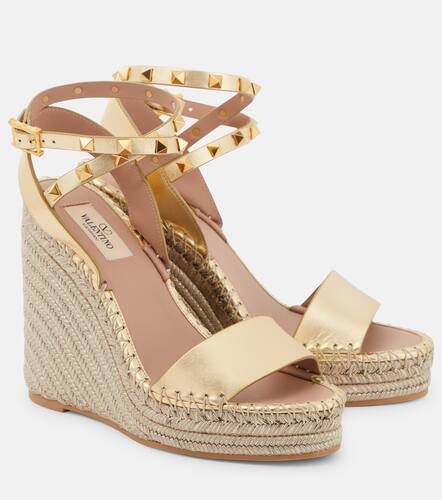 Sandalias con cuña Rockstud de piel metalizada - Valentino Garavani - Modalova