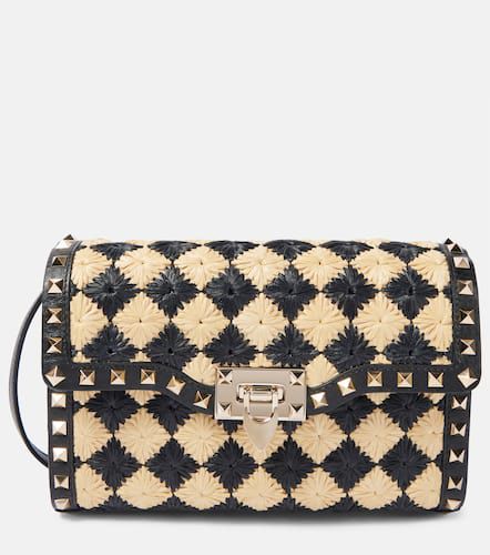 Rockstud Small raffia-effect shoulder bag - Valentino Garavani - Modalova