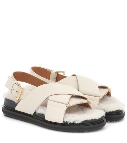 Sandalen aus Leder mit Shearling - Marni - Modalova