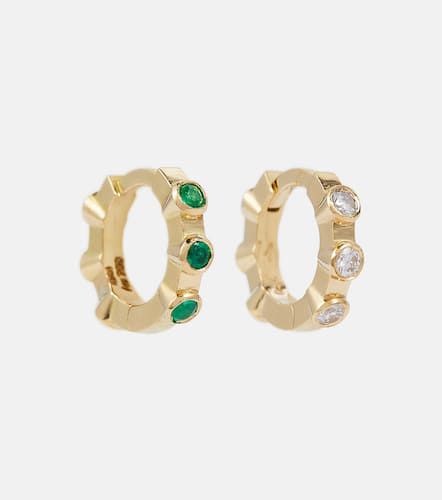 Stepping Stone Midi 18kt gold hoop earrings with diamonds and emeralds - Ileana Makri - Modalova