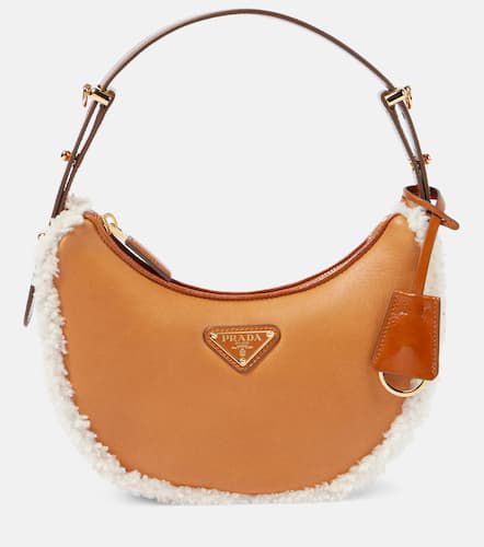 ArquÃ© Small shearling-trimmed leather shoulder bag - Prada - Modalova