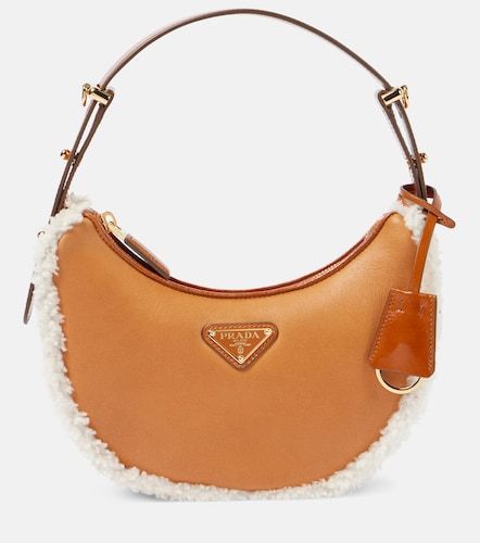Borsa a spalla Arqué Small con shearling - Prada - Modalova