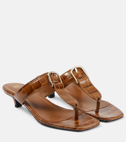 The Belted croc-effect leather thong sandals - Toteme - Modalova