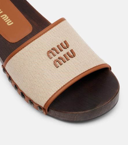 Logo leather-trimmed canvas clogs - Miu Miu - Modalova