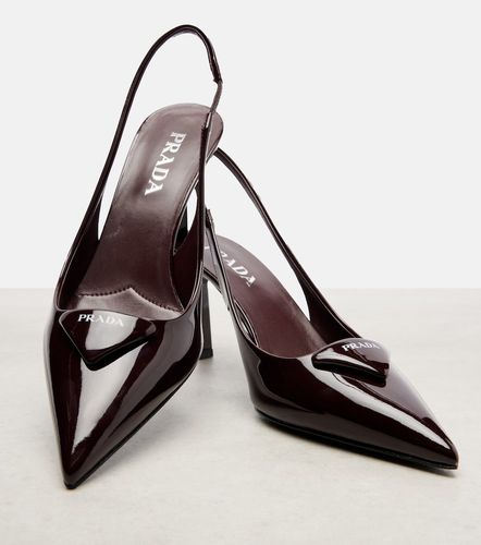 Pumps slingback in vernice con logo - Prada - Modalova